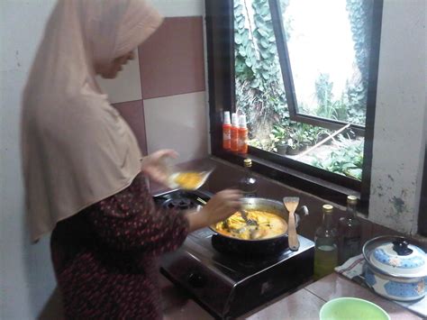 Check spelling or type a new query. Gambar Orang Sedang Memasak Di Dapur - AR Production