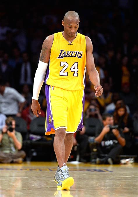 Kobe Bryant undergoes shoulder surgery, likely ready for next season