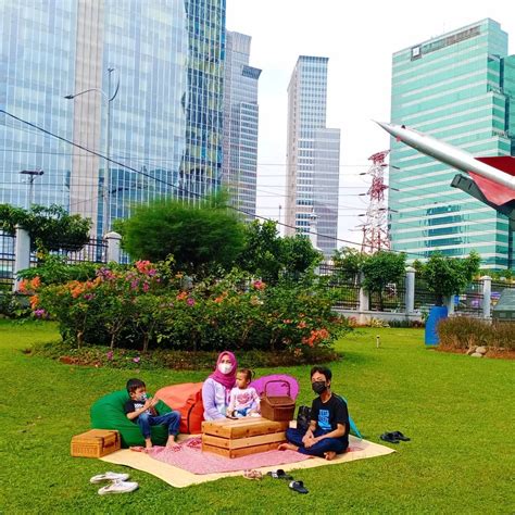 Taman Piknik Satria Mandala Di Jakarta Lokasi Piknik Dengan View Perkotaan