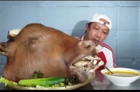 Ngeri Ngeri Sedap Pria Ini Mukbang Kepala Sapi Utuh Bikin Warganet Mual