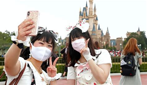 Foto Tokyo Disneyland Kembali Ramai Pengunjung Foto