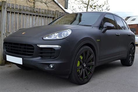 Porsche Cayenne Hybrid wrapped in Matte Black - Reforma UK
