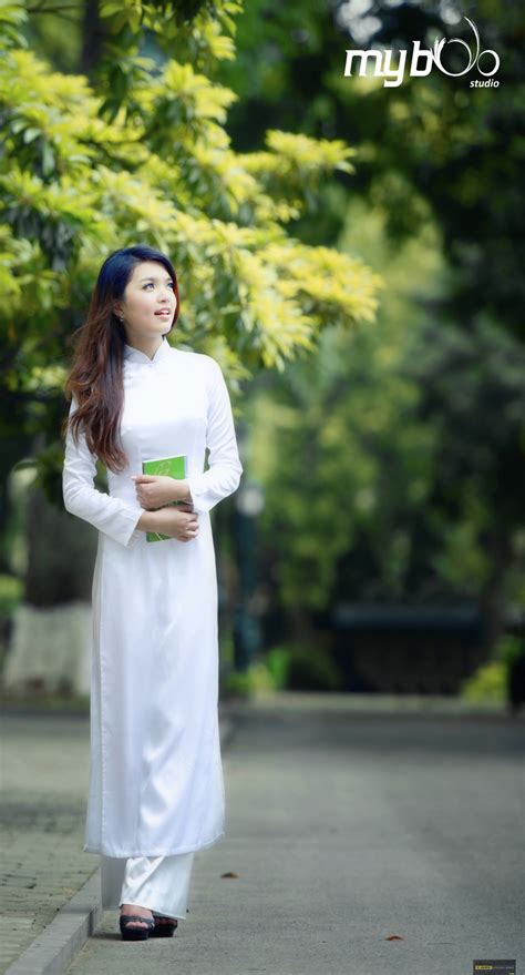 Sàn diễn thời trang định kỳ giới thiệu xu hướng áo dài trắng, hoa văn truyền thống in nổi bật bằng phương pháp hiện đại. Cùng áo dài xuống phố đón xuân