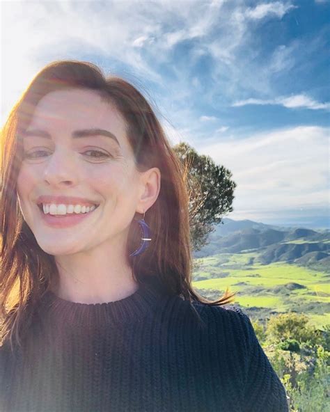 Anne Hathaway Looks Chic With Her New Haircut Hair Hairstyle Beauty