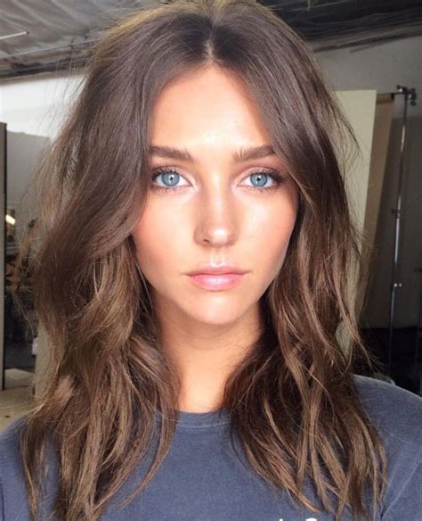 A Beautiful Girl With Blue Eyes Brown Hair Shoulder Length Hair Hairstyle Beauty Tips