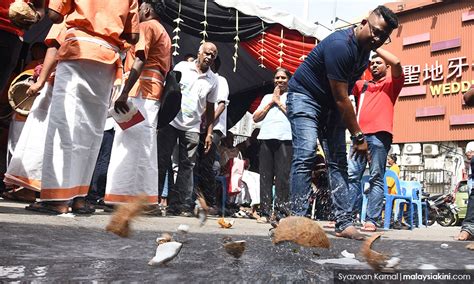 Poligami sudah wujud sebelum kedatangan islam lagi. Penjawat awam Hindu di Melaka dapat cuti sambut Thaipusam