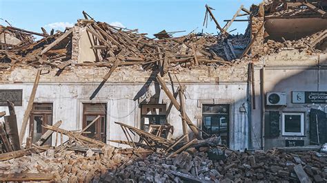Nach dem beben in nepal suchen einwohner in den trümmern ihrer häuser nach den resten ihres hab und guts. Erdbeben Kroatien: 9000 Häuser beschädigt