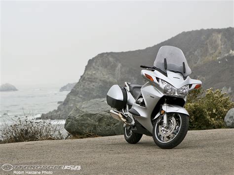Each saddlebag can hold up to 35 liters of gear and are lockable and detachable. 2008 Honda ST1300 Comparo Photos - Motorcycle USA