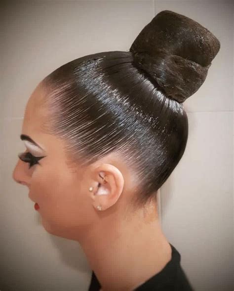 Pin By Place On Aroa In 2021 Slick Hairstyles Bun Hairstyles High