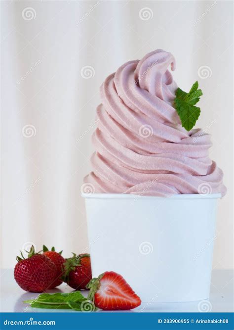 Frozen Soft Serve Yogurt Stock Image Image Of Dishware 283906955