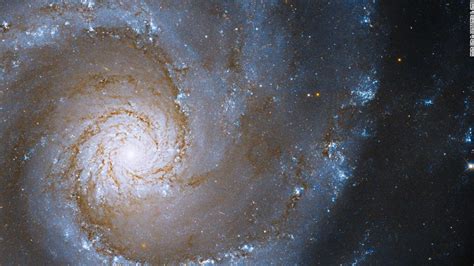 Hubble Spies The Heart Of A Grand Design Spiral Galaxy Cnn