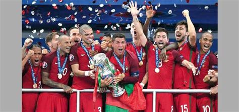 يأتي الأسطورة البرتغالي كريستيانو رونالدو على رأس قائمة منتخب بلاده، الذي سيشارك في بطولة كأس أمم أوروبا يورو 2020 هذا الصيف. كريستيانو يفعل «ما عجز» عنه ميسي - Hatt Post | هات بوستHatt Post | هات بوست