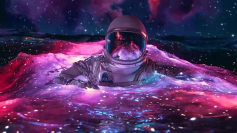 Astronaute De Leau Violette 4k En Arrière Plan De La Natation Led