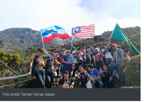 65 Pendaki Berjaya Capai Misi Kibar Jalur Gemilang Di Puncak Gunung