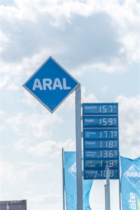 Logo Aral Et Panneau De Prix Sur La Station Service Photo Stock
