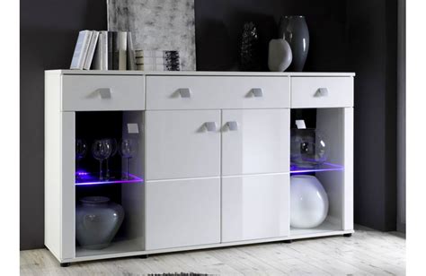 Entre la commode et l'armoire, les bahuts et buffets offrent un espace de rangement spacieux sans prendre. buffet bas laque blanc pas cher