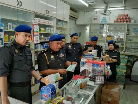 Stok topeng muka pembedahan yang terhad menyebabkan orang ramai bimbang untuk meninggalkan kediaman mereka. Tiga premis di Sabah jual topeng muka lebih mahal ...