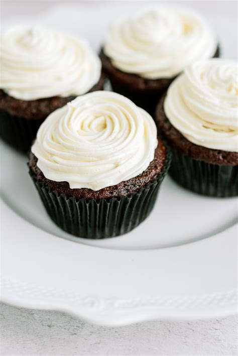 Chocolate Cupcakes With Vanilla Frosting Lauren S Latest