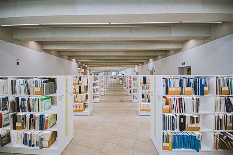 Digital Library Pictures Download Free Images On Unsplash
