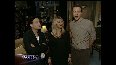 jim kaley and johnny on extra jim parsons and kaley cuoco image 9056349 fanpop