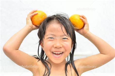 楽しくお風呂に入る女の子ゆず湯 写真素材 5044516 フォトライブラリー photolibrary