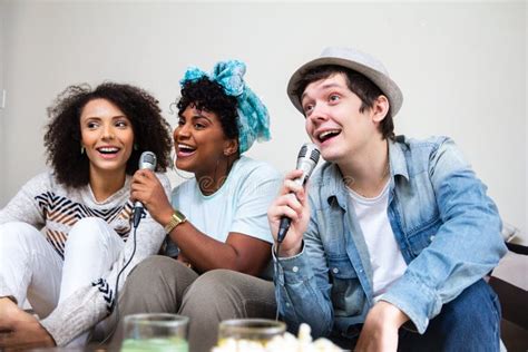 Compañeros Universitarios Cantando Juntos Karaoke En El Salón Momento