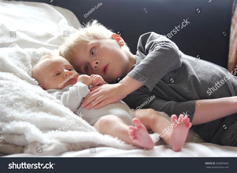 4287 Big Brother Baby Sister Images Stock Photos And Vectors Shutterstock