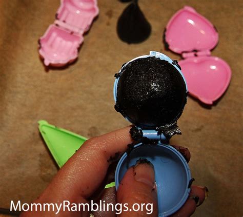 Using oven gloves take the mould out of the oven, and allow the cake balls to completely cool, gently remove the top mould releasing the cake balls. No Bake Cake Pops Using OREOS • Mommy Ramblings