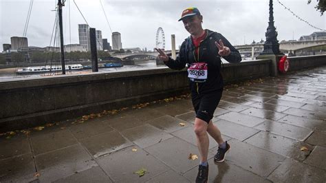 London Marathon 2020 More Than 45000 Runners Take Part Bbc News
