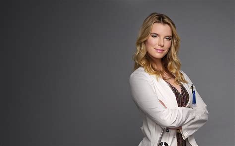 Dr Carrie Roman Played By Betty Gilpin Nurse Jackie Showtime