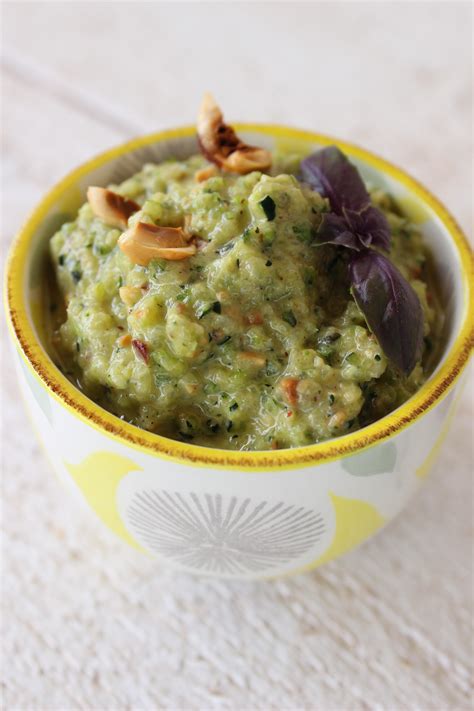 Pesto de courgettes crues aux noisettes