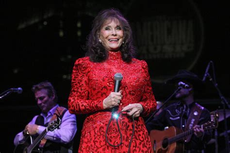 Country Music Milestone Loretta Lynn Makes Opry Debut Cmt Radio Live