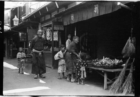 100 Year Old Photos Capture Authentic Daily Life In Japan