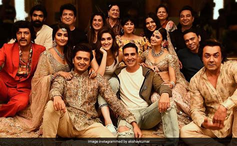Akshay Kumar Wraps Shooting For Housefull 4 Shares Pic With The Cast