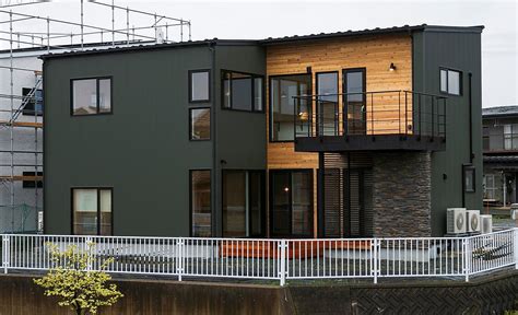 Bungalow in modernem design, drei schlafzimmer und einer großen terrasse. 紫波町「2世帯住宅の家」建物53坪