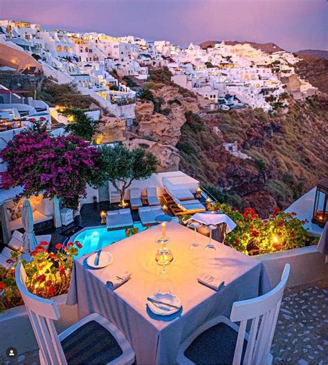 Beyaz badanalı evleri, mavi kubbeli şapelleri, bakımlı ve tertemiz daracık sokakları, hoş kafe ve. Santorini, Yunanistan. | Visiting santorini, Travel ...