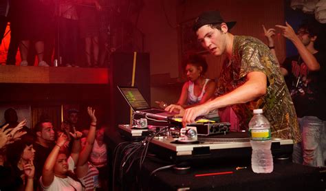 Baauer’s ‘harlem Shake’ Hits No 1 With Unlicensed Samples The New York Times