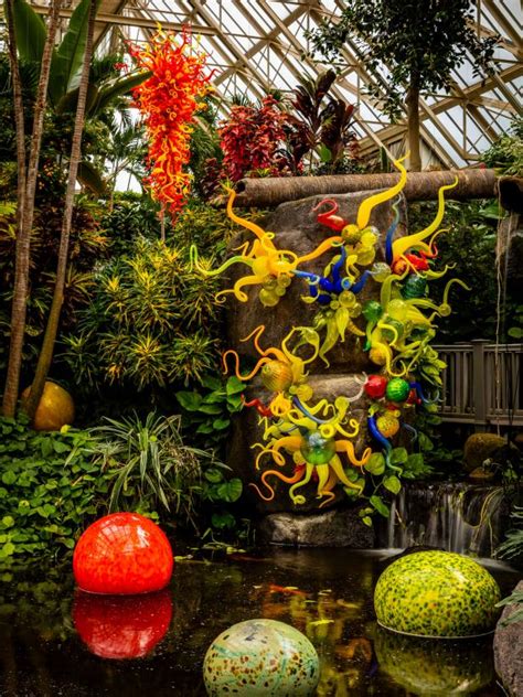 Where To See Dale Chihuly Glass Art In America And Abroad Travel Channel