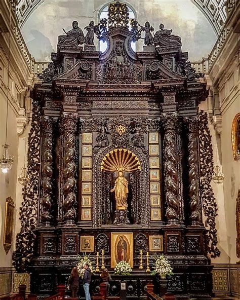 Su niñez pertenece al siglo xv, siglo de otoño medieval con restos feudales y luces nuevas de humanismo, descubrimientos, aventuras; The Peruvian Baroque architect. - Retablo dedicado a San ...