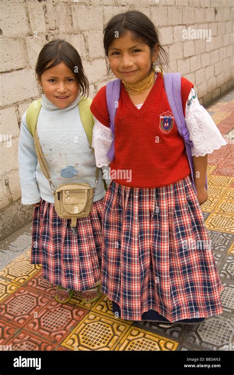 Südamerika Ecuador Otavalo Mädchen In Der Schule Uniformen Heimweg Von Der Schule