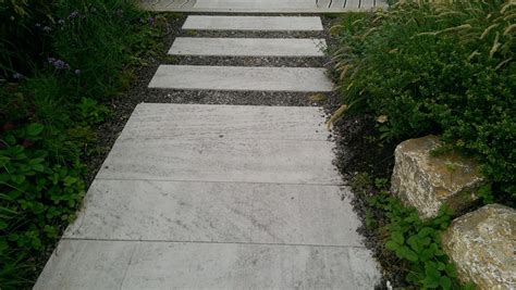 Lesen sie, wie man aus beton schicke trittsteine für den garten selber baut. Trittplatten › Zinsser Gartengestaltung, Schwimmteiche und ...