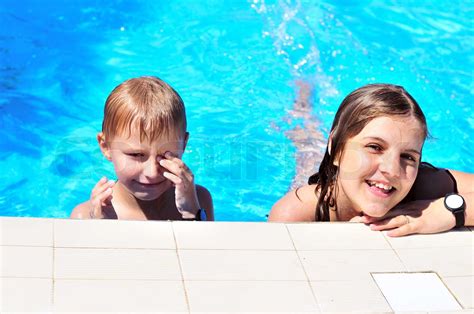 Brothe Und Schwester Im Pool Stock Bild Colourbox