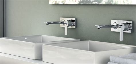 Rubinetto da bagno con rubinetto miscelatore fissato al muro su. Sanitari sospesi in ceramica, vasi wc, bidet, lavabi e ...