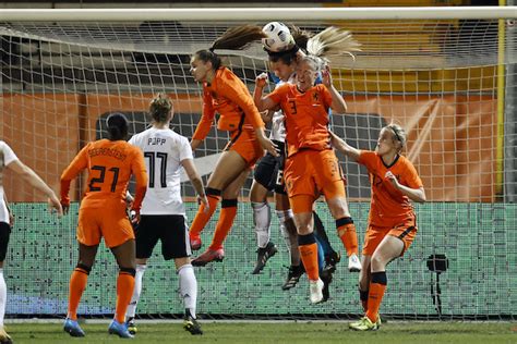 Dutch Football Association Says Women May Join Top Men S Amateur Teams Dutchnews Nl