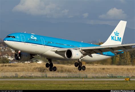 Ph Aol Klm Airbus A330 200 At Vancouver Intl Bc Photo Id 166497