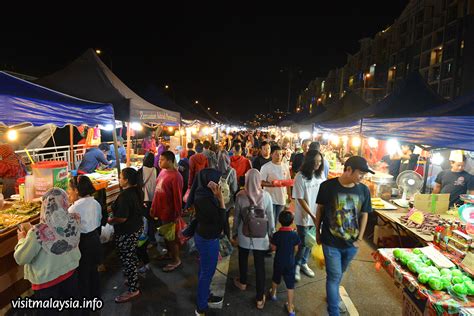 The brinchang night market is very popular with visitors to cameron highlands. Night Market