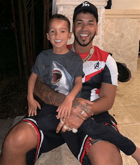 Anuel Aa Ya Convive Con Su Hijo People En Español