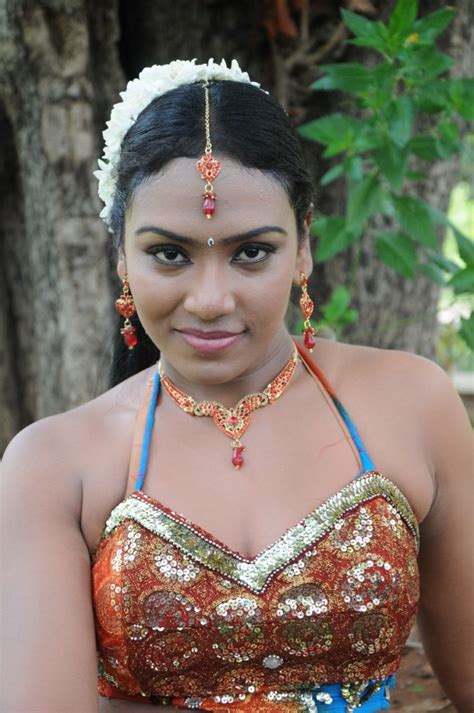 item girl risha hot photos at sadhikkalam thozha shooting spot new movie posters