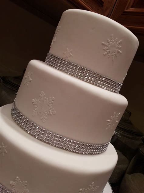 Winter Wedding Cake With Snowflakes — Round Wedding Cakes Winter