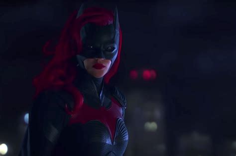 the cw s ‘batwoman gets first trailer